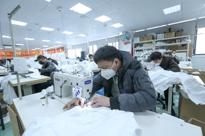 防護(hù)服緊缺?這家企業(yè)僅用了5天時(shí)間轉(zhuǎn)產(chǎn)防護(hù)服,日產(chǎn)量已達(dá)9000件