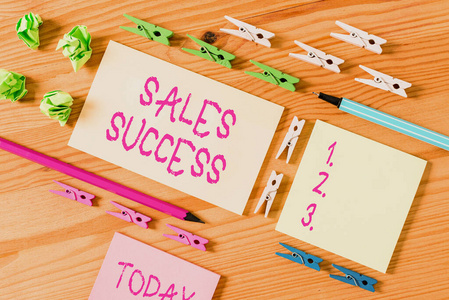 彩色衣夾放在木制地板中央的空矩形方形提醒紙條周圍。有凹槽和槽的木頭。辦公用品,鉛筆和鋼筆。